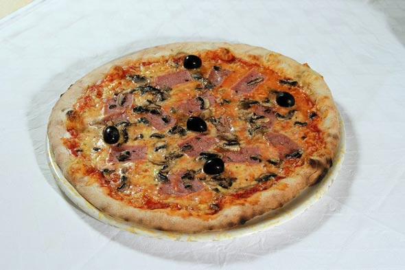 Pizza iz peći na drva