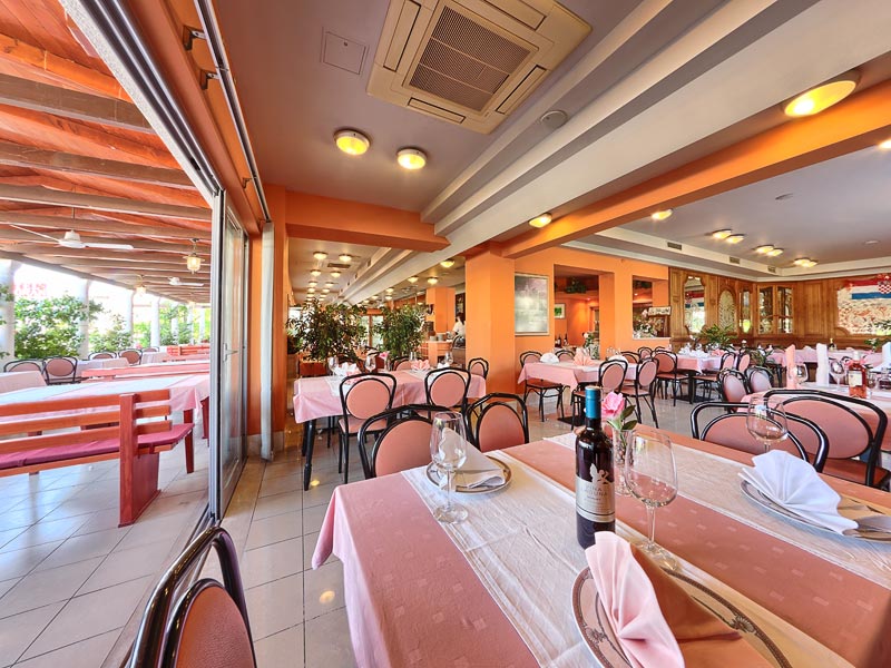 Ljetna terasa restorana Trogirski Dvori